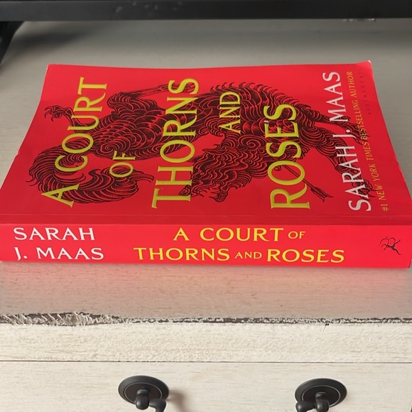 A Court of Thorns and Roses book - Picture 5 of 5